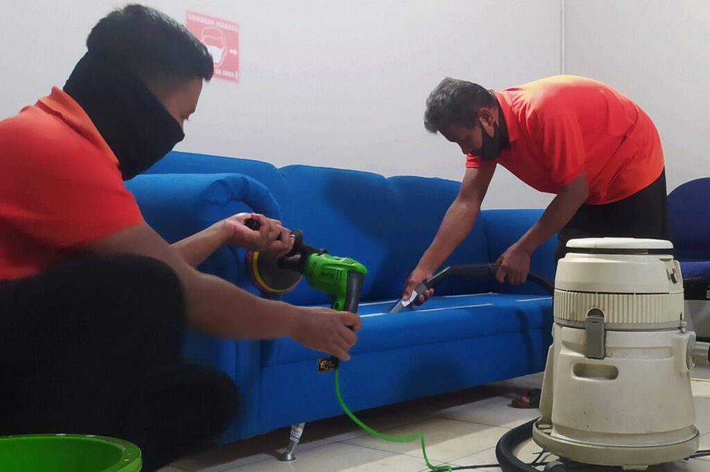 proses cuci sofa solo